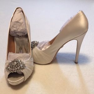 Badgley Mischka Pettal White Satin 8.5
